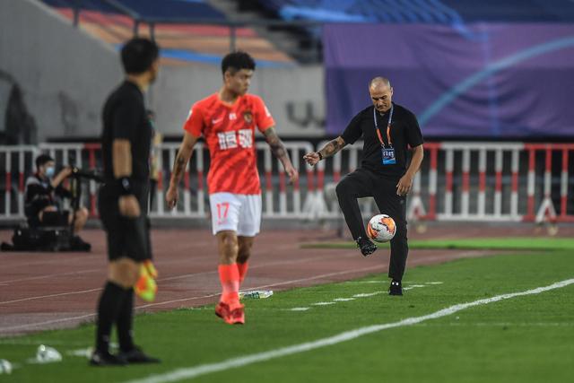 中国男篮对战日本队，郭士强需紧急调整战术